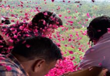 प्रशासन का एक रूप यह भी: मेरठ में डीएम और एसपी ने हेलीकॉप्टर से कांवड़ियों पर की पुष्प वर्षा