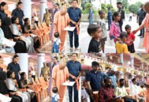 सीएम योगी ने जनता दर्शन में सुनीं लोगों की समस्याएं, बच्चों को दी चॉकलेट