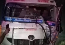 ट्रक ने श्रद्धालुओं से भरी कार को मारी टक्कर, आठ लोगों की मौत