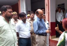 Unnao : लोन कंपनी से परेशान युवक ने डीएम कार्यालय में आत्मदाह का किया प्रयास