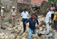 कच्ची दीवार गिरने से मलबे में दबकर बाबा और पोते की मौत, एक मवेशी ने भी तोड़ा दम