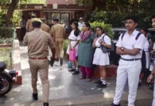 बड़ी खबर : दिल्ली के तीन स्कूलों को बम से उड़ाने की धमकी, मचा हड़कंप, मौके पर पुलिस बल मौजूद
