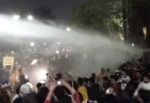 प्रदर्शन पर अड़े छात्रों को रोकने के लिए वाटर कैनन का हुआ इस्तेमाल, पुलिस ने किया लाठीचार्ज