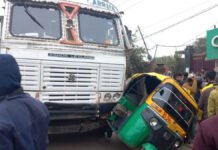 वनस्पति तेल लदे टैंकर ने टेंपो, कार और ऑटो में मारी टक्कर…हादसे में एक की मौत, दस घायल