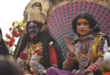 दीपों से सजी मानव खोपड़ियां, गूंजते डमरू की धुन.. महाकुंभ में आधी रात को किन्नर अखाड़ा…