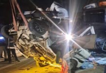 राजधानी लखनऊ में ट्रक की टक्कर से वैन में घुसी एसयूवी कार, चार की मौत, कई घायल