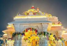 राम मंदिर में प्राण प्रतिष्ठा की पहली वर्षगांठ पर फूलों से सजा रामलला का दरबार, भारी संख्या में पहुँच रहे श्रद्धालु