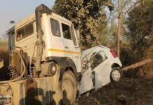 कार और डंपर की टक्कर में सेना के जवान समेत एक ही परिवार के 5 लोगों की मौत