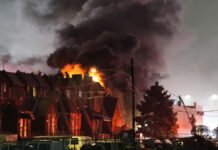 फिलाडेल्फिया में छह लोगों को ले जा रहा विमान दुर्घटनाग्रस्त, कई घरों में लगी आग