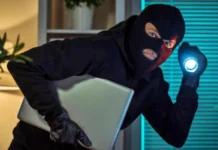 उत्तराखंड भवन में कार का शीशा तोड़कर लाखों के जेवरात व नकदी की पार