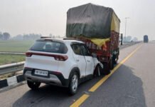 पूर्वांचल एक्सप्रेसवे पर खड़ी डीसीएम में घुसी कार, पांच की हालत गंभीर, रेफर