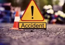 जम्मू-कश्मीर के बनिहाल में सुरंग की दीवार से टकराकर पलट गई यात्रियों से भरी बस