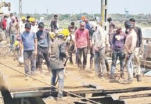 चार ट्रेनों पर सारा लोड, यात्रियों के लिए बना परेशानी का सबब