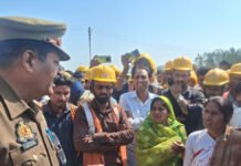 मुआवजा न देने से भड़के परिजनों ने फैक्ट्री गेट घेर किया प्रदर्शन