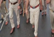 मारपीट की सूचना पर पहुंचे दरोगा और सिपाही को घर में बंधक बनाकर पीटा, फाड़ी वर्दी