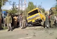 जम्मू-कश्मीर में पिकनिक पर जा रहे छात्रों की बस दुर्घटनाग्रस्त, एक की मौत, 15 घायल