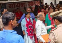 शराब ठेका खोलने पर महिलाओं ने सेल्समैन को लाठी-डंडों से पीटा