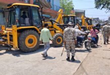 जेसीबी से अतिक्रमण हटाने पर भड़का डायल 112 कर्मी, JE से की मारपीट