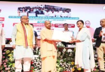 मुख्यमंत्री योगी ने नव नियुक्त अध्यापकों को बांटे नियुक्ति पत्र