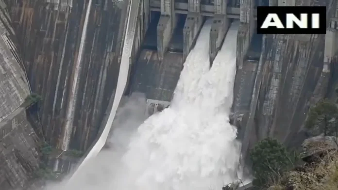 File जम्मू-कश्मीर में भारी बारिश के बाद खोले गए डैम के दरवाजे
