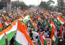 भारतीय सेना के पराक्रम के सम्मान में बिजली कर्मियों ने निकाली तिरंगा रैली