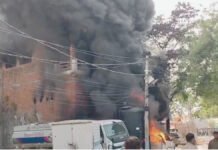 सरोजनी नगर की फैक्ट्री में भीषण आग, कई लोगों के फंसे होने की आशंका