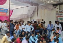 आउटसोर्स संविदा कर्मियों की भूख हड़ताल जारी, छटंनी के खिलाफ उग्र आंदोलन की चेतावनी