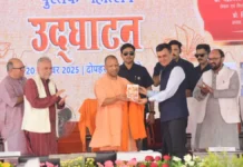 CM योगी ने किया गोमती पुस्तक महोत्सव का उद्घाटन, बच्चो से की मुलाकात