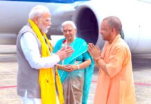 काशी पहुंचे PM मोदी, CM योगी और राज्यपाल ने किया स्वागत