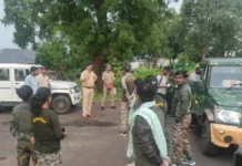 बाघ के जबड़े से पत्नी को छुड़ाने के लिए भिड़ गया पति