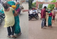 पति ने गर्लफ्रेंड से पत्नी को बीच सड़क पर पिटवाया