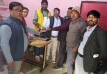 विरोध : सचिवों ने सहायक विकास अधिकारी (पंचायत) को सौंपा अपना डोंगल