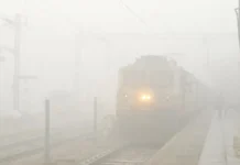 दिल्ली में घना कोहरा, कई फ्लाइट्स में देरी, घंटों लेट हुईं 100 से ज्यादा ट्रेनें