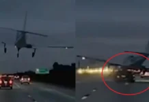 आसमान से लहराते हुए आया विमान और हाईवे पर कार से जा टकराया