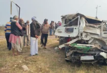 टूरिस्ट बस की टक्कर से बोलेरो के उड़े परखच्चे, चार की मौत