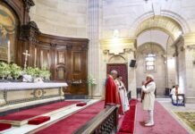 क्रिसमस पर कैथेड्रल चर्च पहुंचे PM मोदी, ईसा मसीह की प्रतिमा के सामने जोड़े हाथ