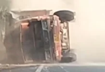 नशेड़ी ड्राइवर का तांडव, लहराता हुआ बीच सड़क पर ही पलट दिया भारी-भरकम ट्रक