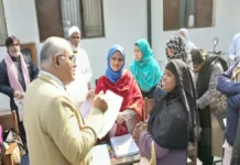 GGIC समेत कई बूथों पर BLO का कार्य देखने पहुंचे डीएम