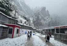 वैष्णो देवी में बर्फबारी का खूबसूरत नजारा देख खुश हुए भक्त