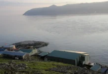 दुश्मन देशों को जोड़ने वाला रहस्यमय द्वीप, जहां कुछ ही दूरी में बदल जाते हैं रात दिन