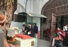 KGMU परिसर में बनी मजारों पर चस्पा किए नोटिस, 15 दिन में खुद न हटाने पर प्रशासन करेगा कार्रवाई