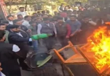 बाराबंकी : देह व्यापार के आरोपी अधिवक्ता की फूंकी कुर्सी-मेज