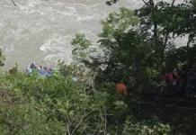 नेपाल के त्रिशूली नदी में यात्रियों से भरी बस गिरने से 18 लोगों की मौत