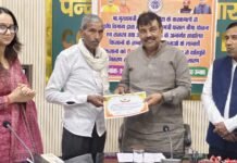 उन्नाव में वन क्लिक डीबीटी से किसानों को बीमा राशि जारी