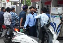 तेल संकट की आशंका में पेट्रोल पंपों पर लगने लगीं कतारें