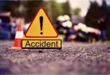 सड़क हादसे में बाइक सवार दो महिलाओं की मौत, मासूम गंभीर
