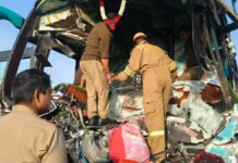 मार्बल लदे ट्रेलर में घुसी डबल डेकर टूरिस्ट बस, दो की मौत, 56 घायल