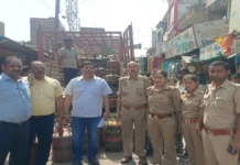 गैस की कालाबाजारी रोकने के लिए तीन ठिकानों पर एक साथ छापा, 38 सिलेंडर बरामद