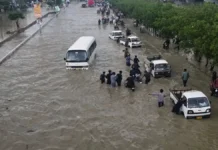 पाकिस्तान के कराची में भारी बारिश और आंधी-तूफान ने मचाया कोहराम, 19 लोगों की मौत