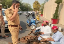 गैस सिलेंडर संकट के बीच सपाइयों ने उपले बांट कर जताया विरोध